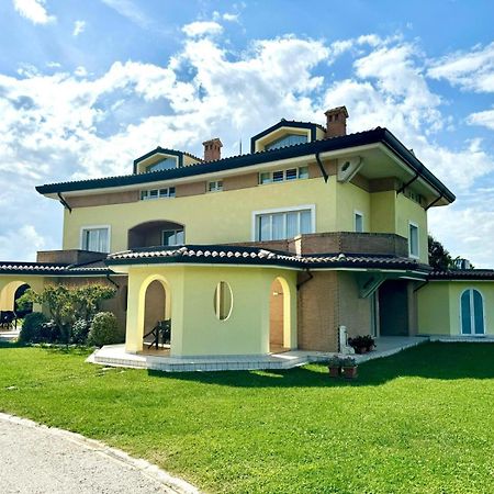 Villa Parco Fibonacci Montefano Esterno foto